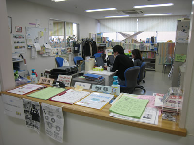(1) 受付と事務室です