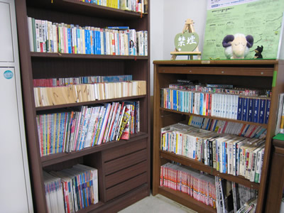 (4) 図書コーナーです